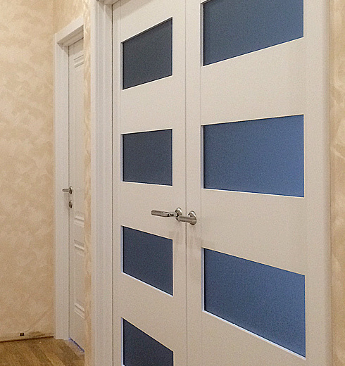 Зеркальные двери купе с раскладкой в проём