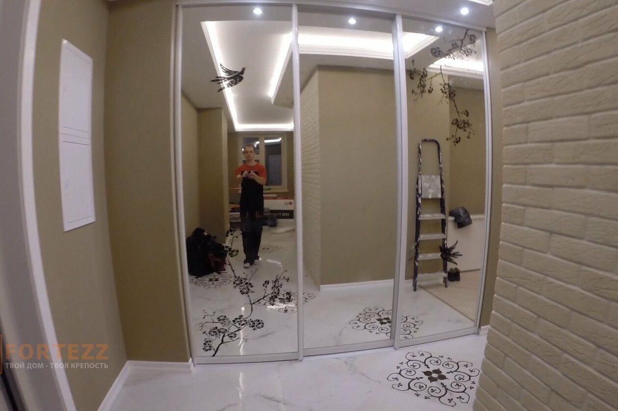 Зеркальные двери купе с раскладкой в проём