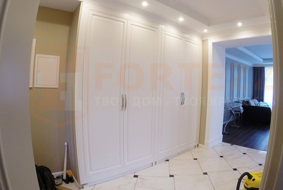 Зеркальные двери купе с раскладкой в проём